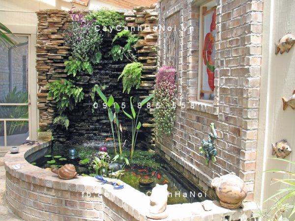 Tiểu cảnh nước trong nhà thường được thiết kế ở những vị trí trung tâm như giếng trời, gầm cầu thang; gồm đầy đủ các yếu tố: nước, cây xanh, đá sỏi… giúp tạo cảm giác sinh động cho ngôi nhà. 