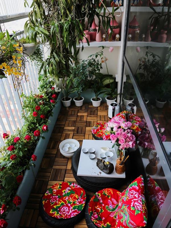 Trang trí ban công theo phong cách hoài miệm với cay hoa hồng trồng chậu composite