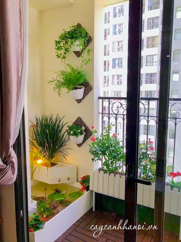 Trang trí ban công chung cư với cây cỏ hoa lá và thác nước