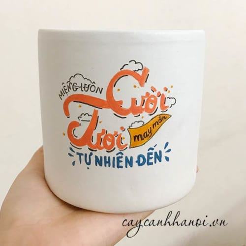 Chậu cây cảnh với slogan cười tươi may mắn tự nhiên đến