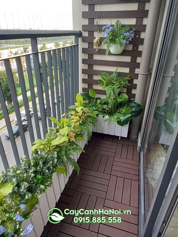 Thiết kế ban công đẹp cho chung cư với cây xanh hoa lá